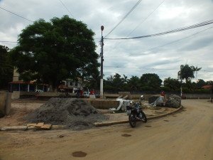 Maricá: Após reportagens, obras reiniciam na praça de Bambuí 10 Obras reiniciaram na praça de Bambuí. (foto: João Henrique / Maricá Info)