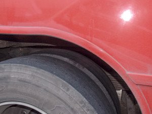Maricá: Ônibus da EPT circulam com pneus carecas e colocam passageiros e motoristas em perigo 10 Ônibus 'vermelhinho' da EPT com pneus carecas. (foto: Barão de Inohan)