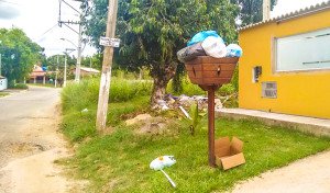Maricá: Moradores reclamam de precariedade na coleta de lixo 9 Lixo acumulado há uma semana em Ubatiba.