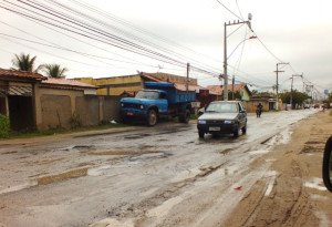 Motoristas sofrem com ruas esburacadas em Itaipuaçu 9 Carro desvia de buracos na Avenida Van Lerberque (Antiga Avenida 2). (foto: João Henrique / Maricá Info)