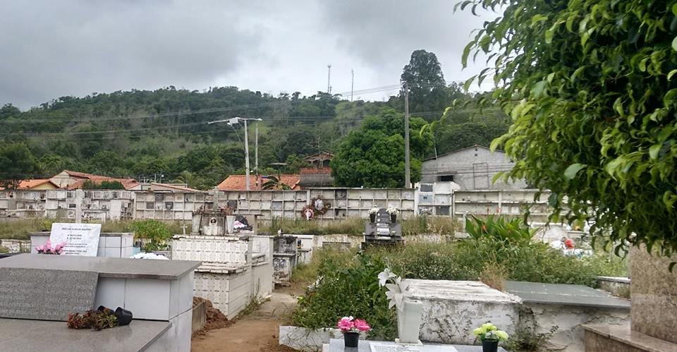 Maricá: Internauta denuncia abandono no Cemitério Municipal 9 Cemitério municipal de Maricá cheio de mato e sem conservação.