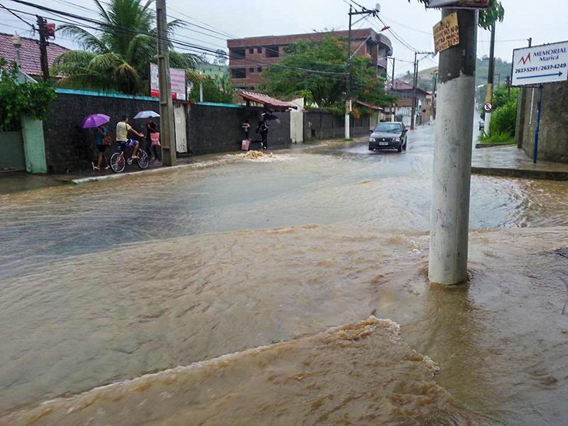 Maricá: Fortes chuvas causam transtornos 9 Rua alagada no Centro de Maricá. (foto: Brenno Syllos)