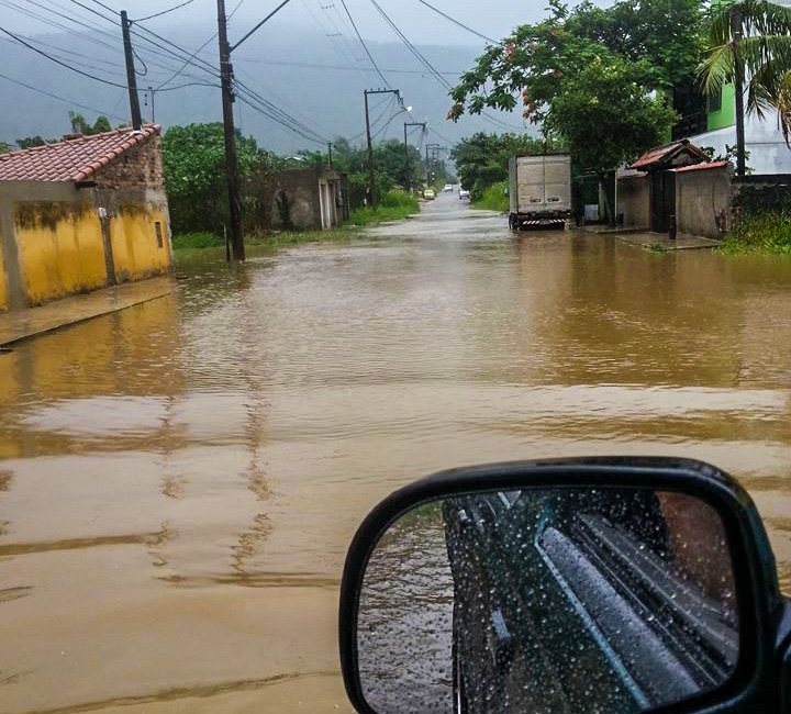Maricá: Fortes chuvas causam transtornos 12 Rua no bairro Recanto, em Itaipuaçu, ficou completamente alagada.