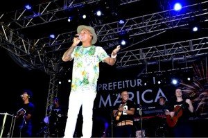 Mistura de ritmos marca sábado de shows em Maricá 11 Sambista Leandro Sapucahy foi a atração principal do Festival de Verão de Maricá no último sábado (23/01). (foto: Fernando Silva)