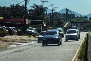 Perigo na RJ-106 em Maricá 7 Diversos buracos e trechos com terra invadindo a pista colocam motoristas e pedestres em risco. (foto: João Henrique / Maricá Info)