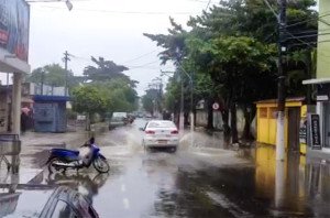 Chuva volta a alagar ruas no Centro de Maricá 8 Rua Barão de Inohan alagada. (foto: Rafael Pina)