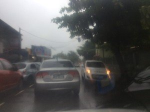 Forte chuva deixa pontos de alagamentos em Maricá 6 Carros voltavam na contramão devido alagamento de vias.