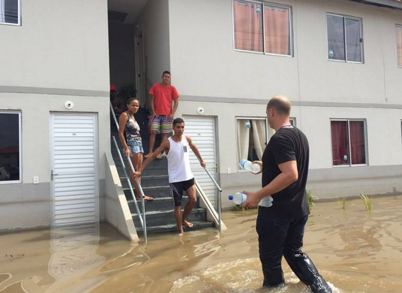 Itaipuaçu: Subsecretário Marcelo Delaroli auxilia desabrigados da chuva 6 Subsecretário Marcelo Delaroli ajuda desabrigados pela chuva. (foto: Divulgação)