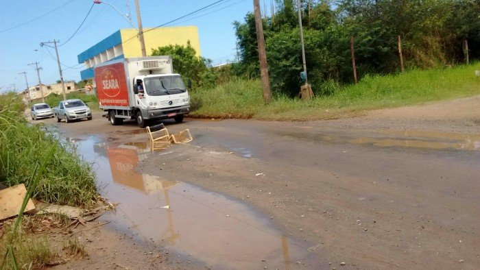 Itaipuaçu: Motoristas reclamam de crateras na Estrada dos Cajueiros 10 Carros são obrigados a acessar a contra-mão da via devido aos buracos.