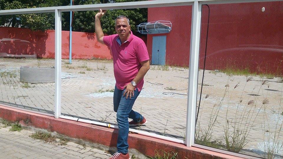 Maricá: Vândalos destroem vidros do "Cinema Municipal" 9 giorno portao cinema