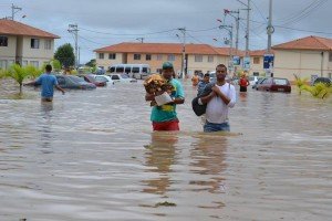 Maricá: Moradores ainda continuam ilhados após 24h das fortes chuvas 8 Moradores do residencial Carlos Marighella, em Itaipuaçu, tentam salvar da chuva o que conseguiram. (foto: Gerhard Sardo / Itaipuaçu Que Queremos)