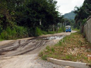 Itaipuaçu: Moradores reclamam de ruas intransitáveis e insegurança 5 Ruas intransitáveis em Itaocaia Valley, em Itaipuaçu. (fotos: João Henrique / Maricá Info)