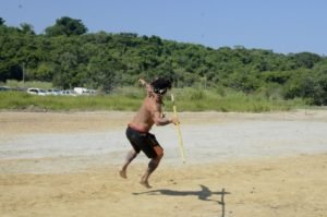 Jornada Esportiva e Cultural Indígena reúne índios de vários estados em Maricá 9 Jornada Esportiva contou com diversas provas, como a de arremesso de lança. (foto: Divulgação)