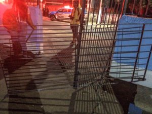 Maricá: Estudantes são impedidos de entrar em colégio estadual ocupado 6 Portão foi quebrado em confusão entre estudantes. (foto: Renan Mendonça)