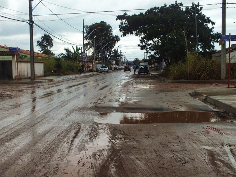 Itaipuaçu: Ruas recém-asfaltadas já apresentam problemas 12 Avenida Jardel Filho (antiga Av. 2), em Itaipuaçu, apresenta problemas dias após receber asfaltamento. (foto: João Henrique / Maricá Info)