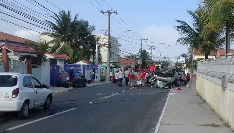 Maricá: Van capota e deixa quinze pessoas feridas em grave acidente 7 image