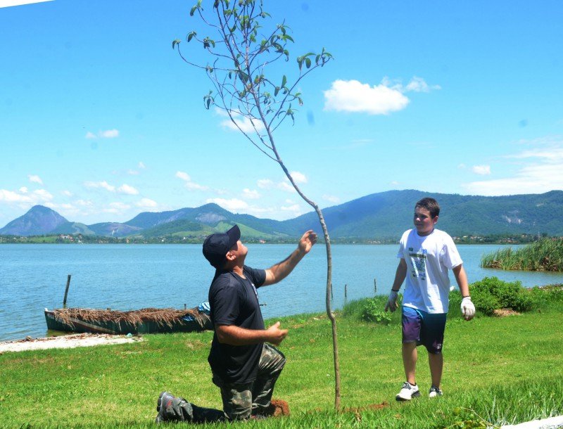 Crianças plantam mudas do “Maricá+Verde” 10 crianca maricver 1