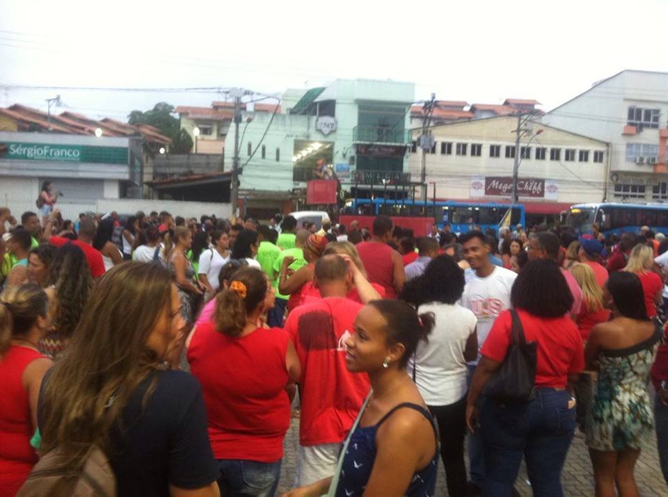 Em Maricá, centenas de pessoas se reúnem em manifestação a favor dos 'vermelhinhos' 7 mani fe verm 1