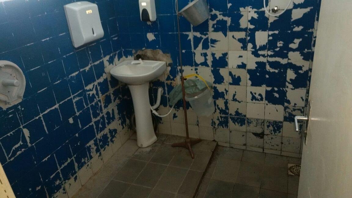 Vereadores vistoriam Hospital de Maricá 9 banheiro