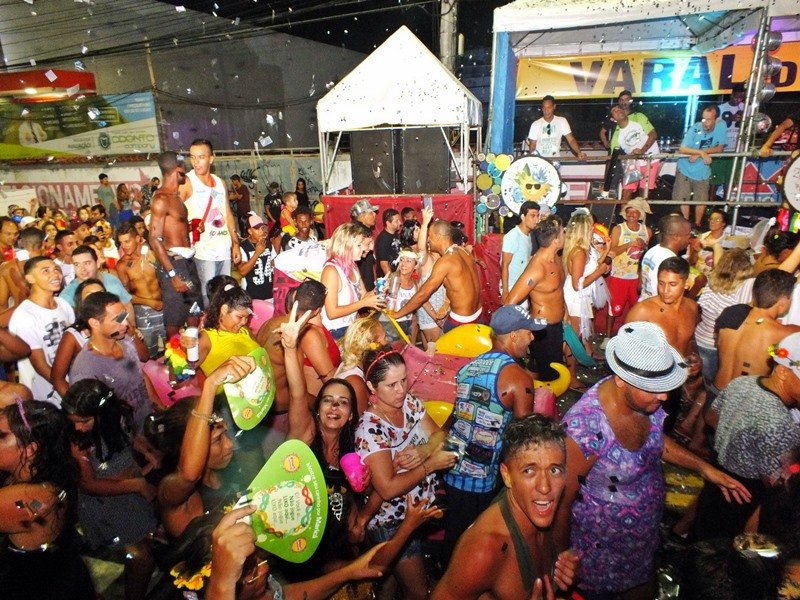 Bloco do Beijo arrasta multidão de foliões nas ruas do Centro de Maricá 6 Bloco do Beijo