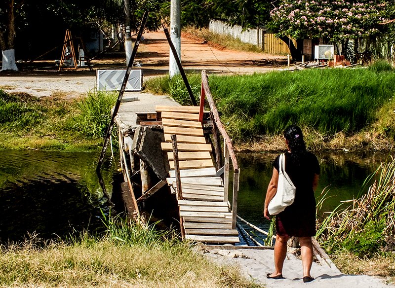Itaipuaçu: Pontes improvisadas e deterioradas continuam sem solução 9 ponte risco