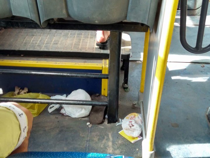 Maricá: Ônibus da EPT circulam sem limpeza e incomodam passageiros 11 lixo ept