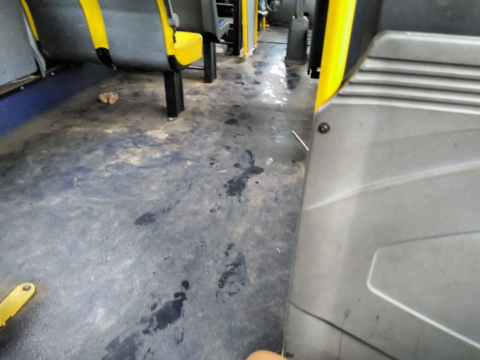 Maricá: Ônibus da EPT circulam sem limpeza e incomodam passageiros 10 sujeira ept