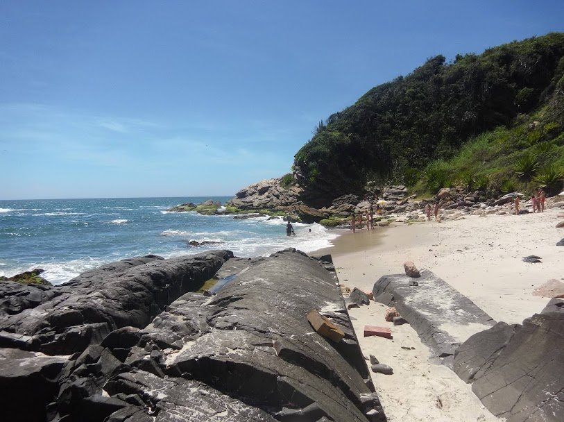 Costão de Ponta Negra revela história geológica de bilhões de anos em Maricá 2 sacristia