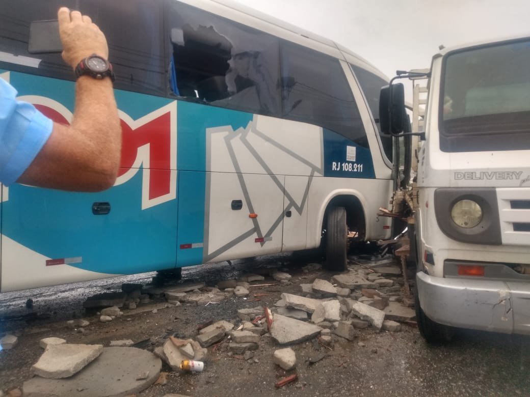 Maricá: Acidente entre ônibus e caminhão na RJ-106 em Inoã 8 acidente inoã