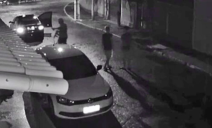 Bandidos armados com fuzis realizam assalto no Centro de Maricá 11 armados
