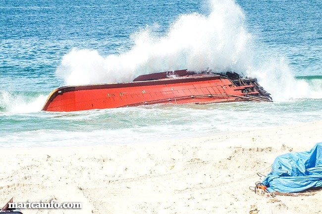 Barco encalhado na praia de Ponta Negra não deverá ser retirado antes do Carnaval 10 barco ponta negra encalhado praia marica