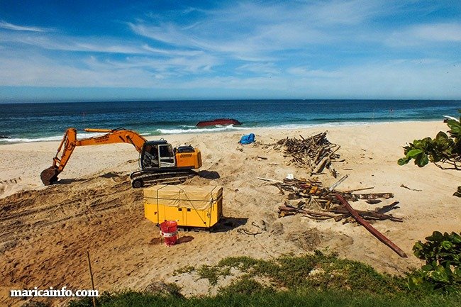 Barco naufragado em Ponta Negra começa a ser desmontado 6 barco praia de ponta negra maricá