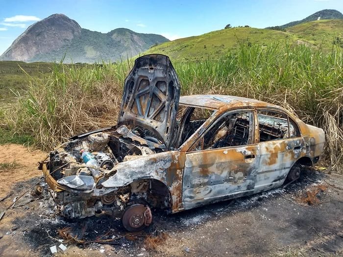 Itaipuaçu: Carro é encontrado queimado em área deserta 5 carro queimado