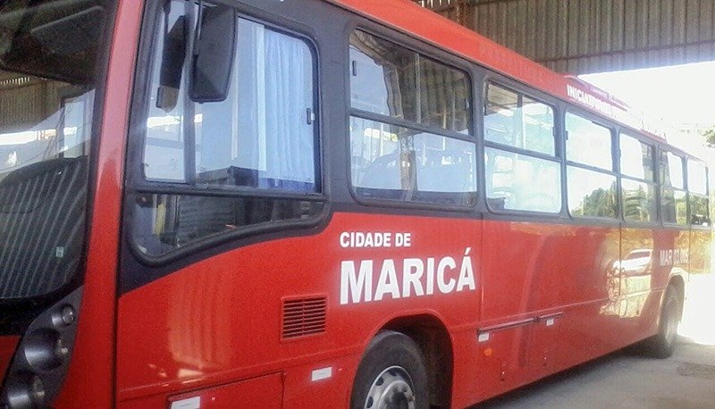 Homem armado dentro de ônibus em Maricá assusta passageiros 7 depredacao ept marica onibus