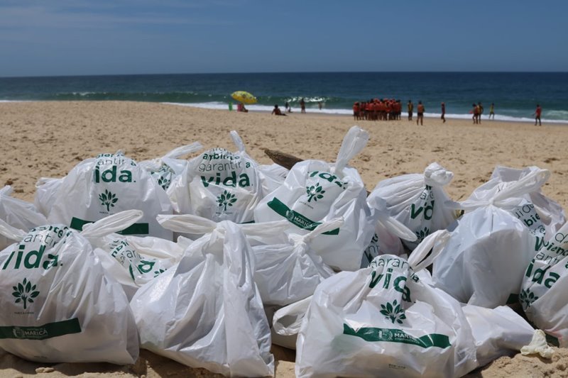 Maricá: Alunos do projeto Onda Certa recolhem lixo na praia da Barra 11 lixo praia