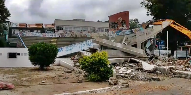 Maricá: Prefeitura inicia demolição do anfiteatro da praça central 9 demolicao anfiteatro