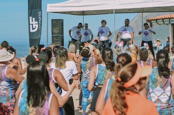 Itaipuaçu: Academia Gigio Fitness marca presença no Carnaval com aulão de dança e treino funcional na praia 12 giggio5