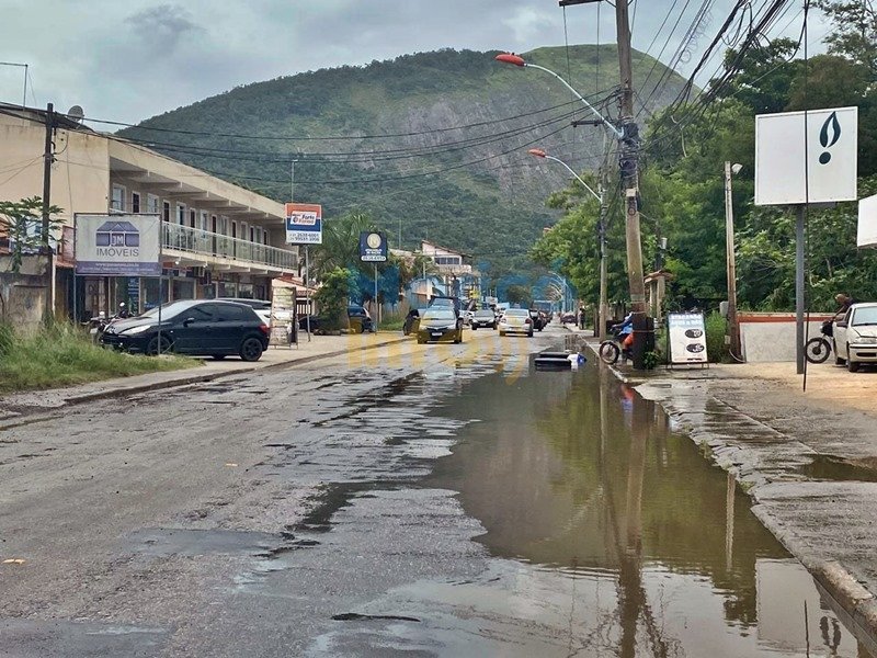 Itaipuaçu: Principais vias sofrem com trechos esburacados 9 Rua 1 Itaipuacu chuva