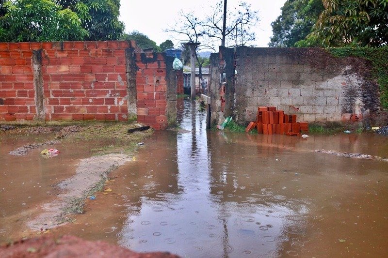 Forte chuva deixa pessoas ilhadas em Maricá (RJ) 10 chuva marica2