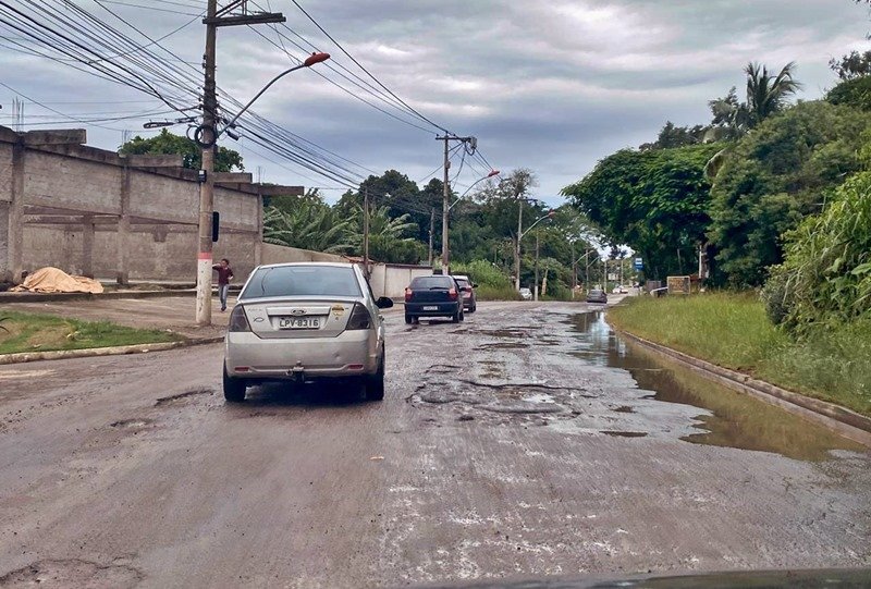 Itaipuaçu: Principais vias sofrem com trechos esburacados 7 estrada de itaipuacu intransitavel2