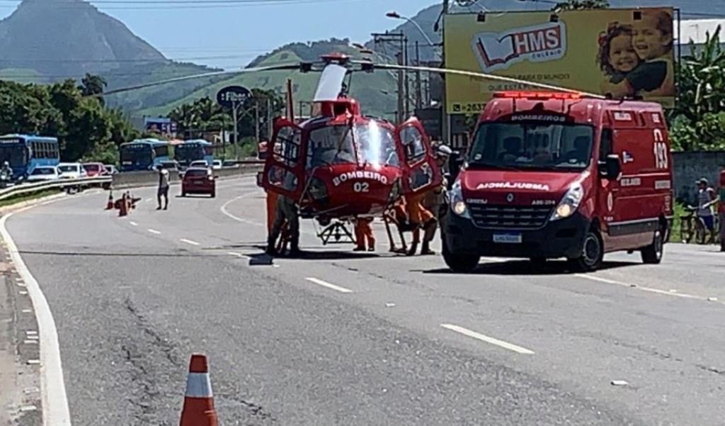 Maricá: Motociclista fica gravemente ferido durante acidente na RJ-106 9 helicoptero bombeiros