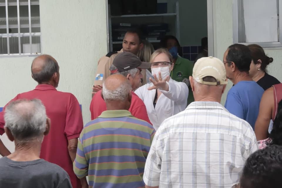 Maricá: Mesmo com vacinação domiciliar, idosos fazem filas enormes em postos de saúde 6 idosos