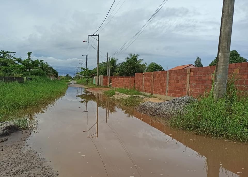 Itaipuaçu: Moradores fecham rua em manifestação contra descaso da prefeitura 11 itaipuacu lama2