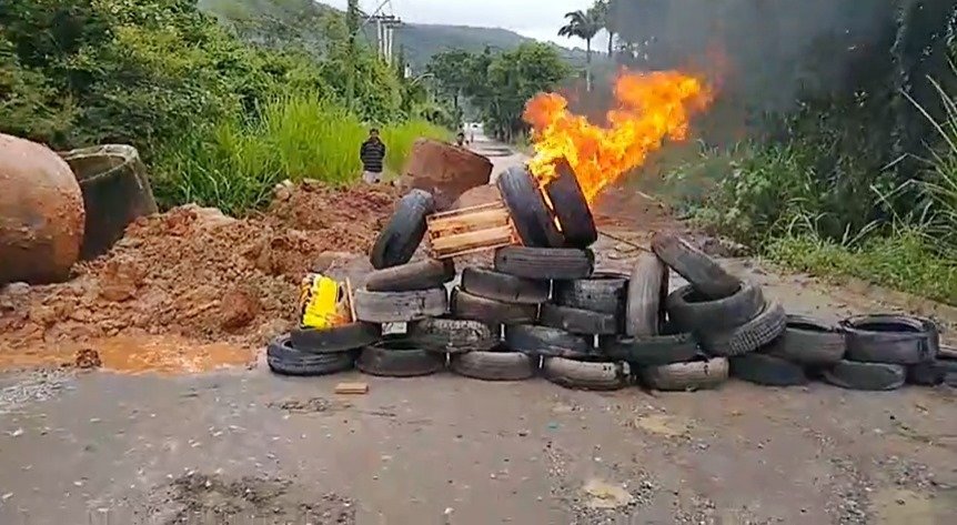 Itaipuaçu: Moradores fecham rua em manifestação contra descaso da prefeitura 10 manifestacao itaipuacu