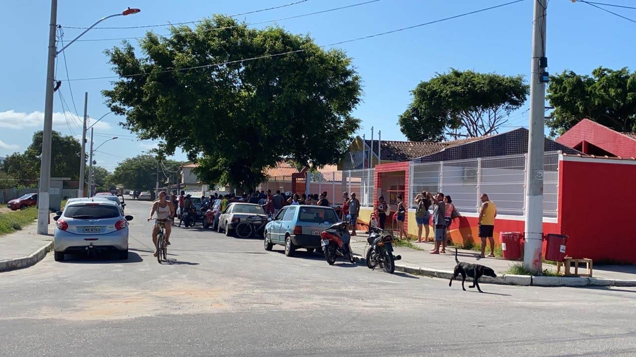 Maricá: Moradores fazem aglomeração para recebimento de cesta básica em Cordeirinho 10 aglomeração