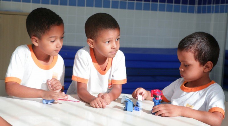 Famílias de alunos da rede municipal de Niterói poderão receber auxílio de R$ 500 9 alunos niteroi