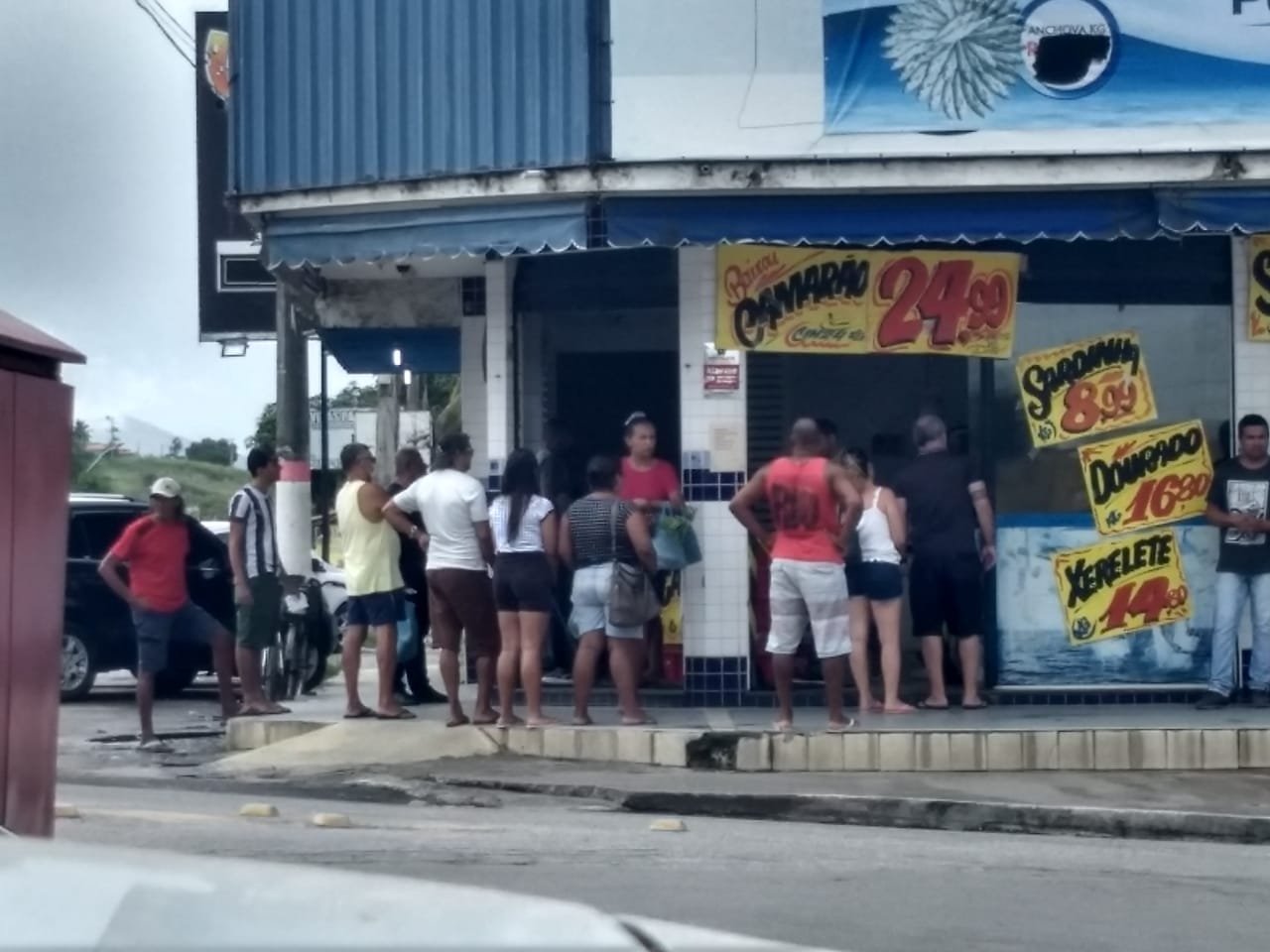 Em Maricá, peixarias lotadas para a Semana Santa 9 fila