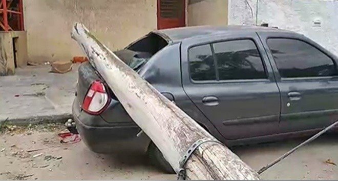 Itaipuaçu: Poste cai em cima de carro no Recanto 7 poste carro