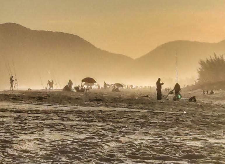 Medidas de relaxamento do isolamento social voltam a valer 5 praia lotada