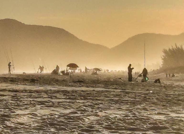 Em Maricá, moradores e visitantes não respeitam quarentena e praias ficam cheias no fim de semana 11 praias cheias